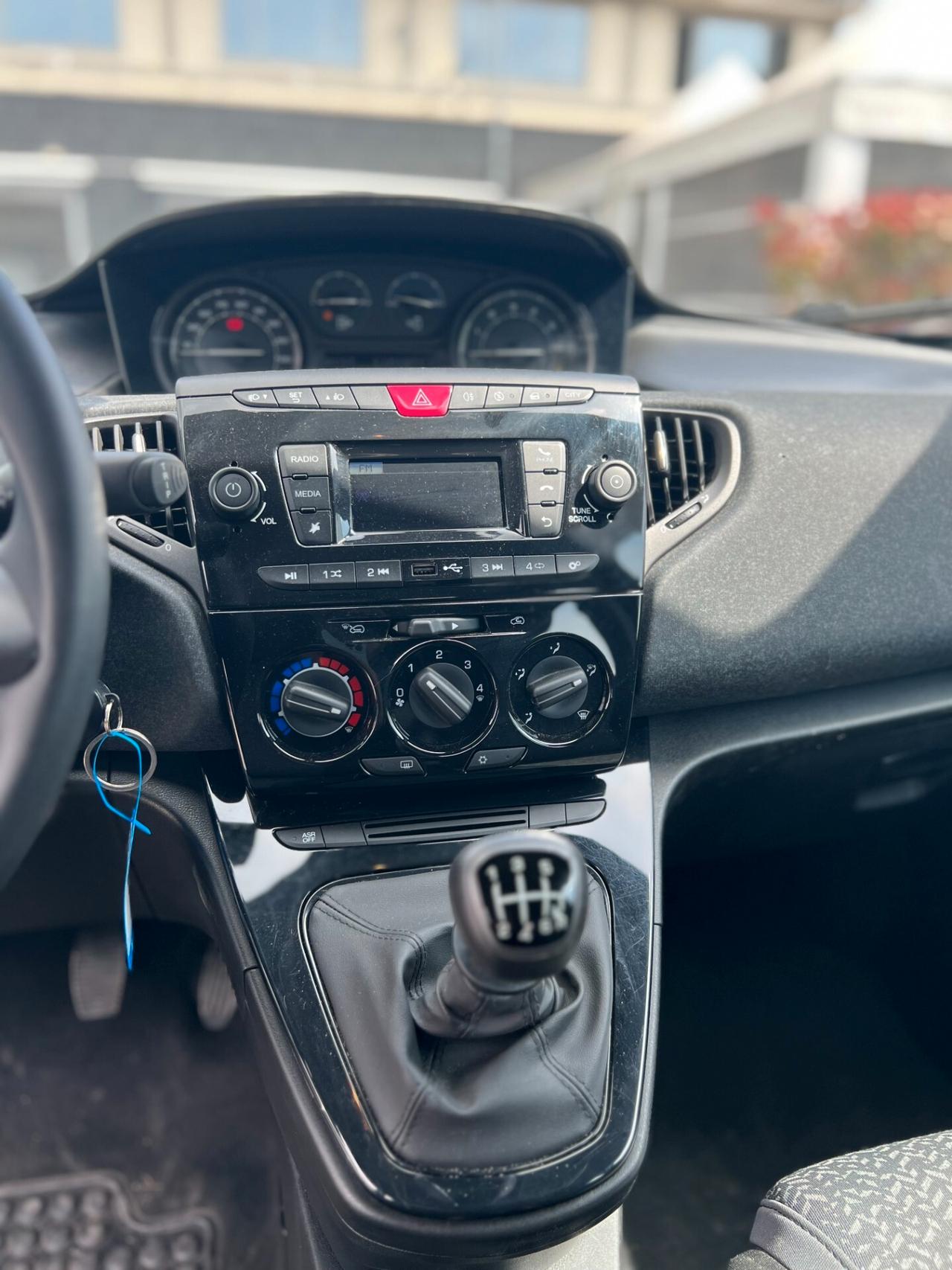 Lancia Ypsilon 1.0 FireFly 5 porte S&S Hybrid Ecochic Silver