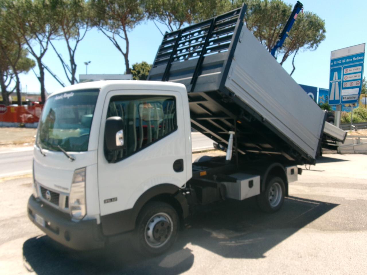 Nissan Cabstar NT 400 35-12 E5 RIBALTABILE TRILATERALE CON SOVRASPONDE GANCIO TRAINO