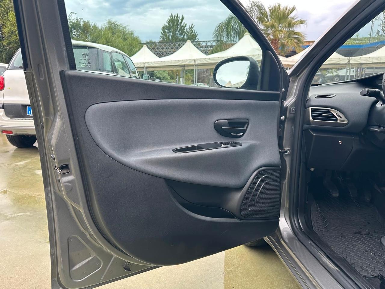 Lancia Ypsilon 1.0 FireFly 5 porte S&S Hybrid Ecochic Gold