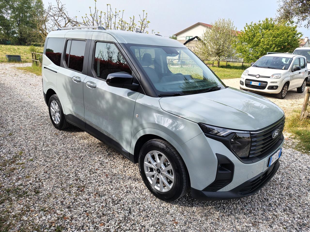 Ford Tourneo Courier 1.0 EcoBoost Titanium