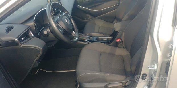 TOYOTA COROLLA HBRID 98cv NEO PATENTATI APPLE CAR PLAY BLUETOOTH CRUISE CERCHI MULTIFUNZIONE