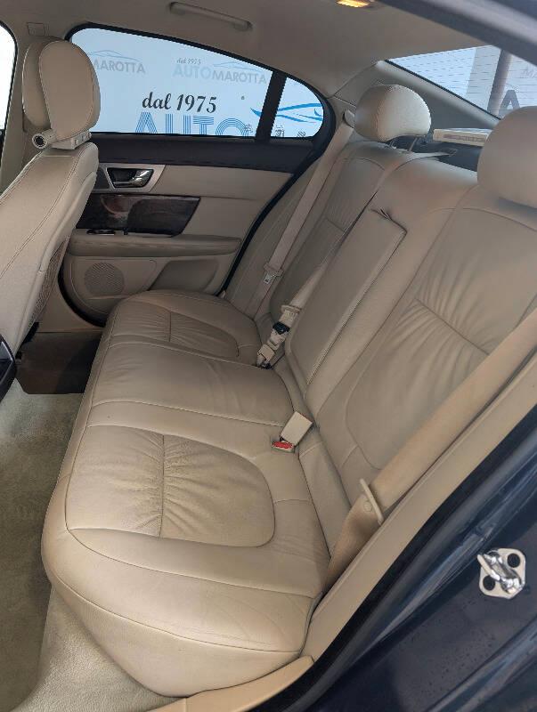 Jaguar XF 2.7d Luxury auto UNI-PROPRIETARIO!