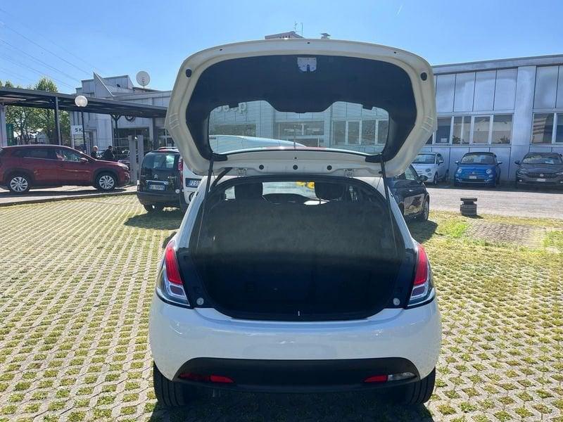 Lancia Ypsilon 1.0 FireFly 5 porte S&S Hybrid Silver