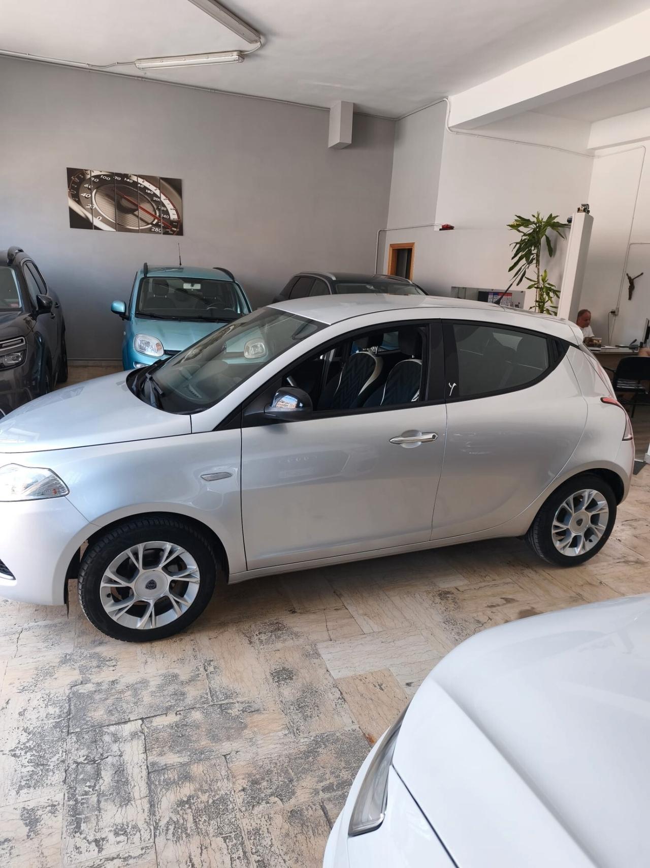 Lancia Ypsilon 1.2 69 CV 5 porte GPL Ecochic Platinum