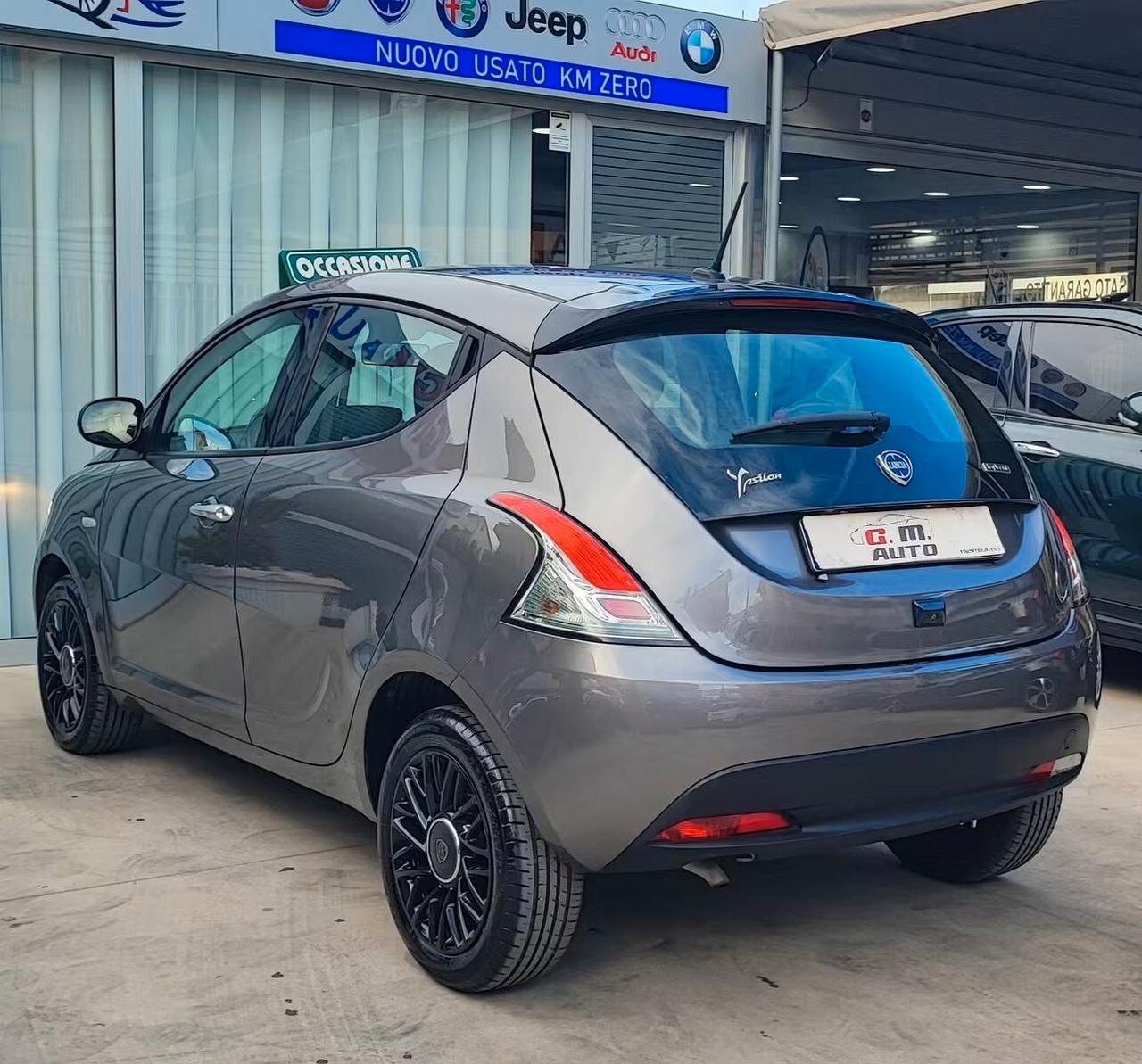 Ypsilon Gold retrocamera ricarica wireless 2023