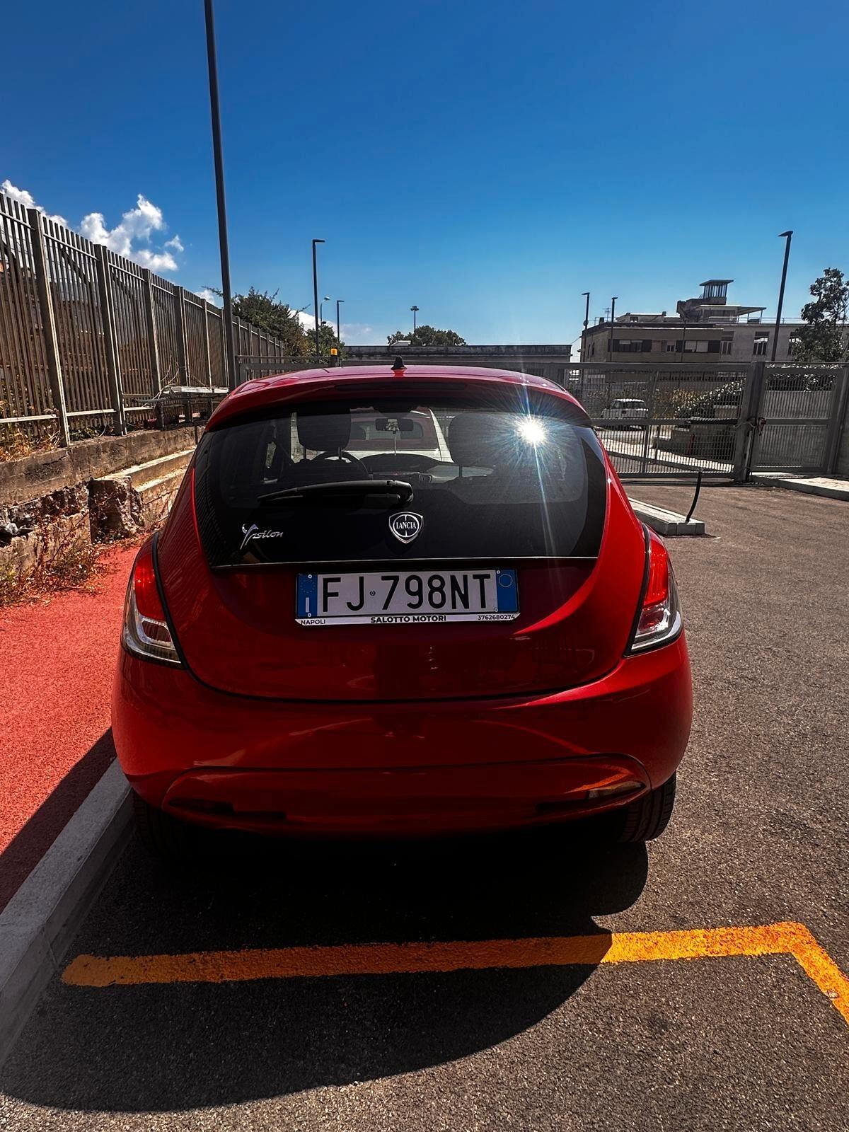 Lancia Ypsilon 0.9 TwinAir 85 CV 5 porte Metano Ecochic Silver