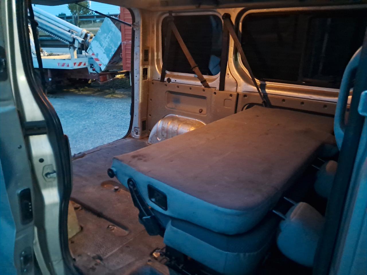 VIVARO 6 POSTI AUTOCARRO
