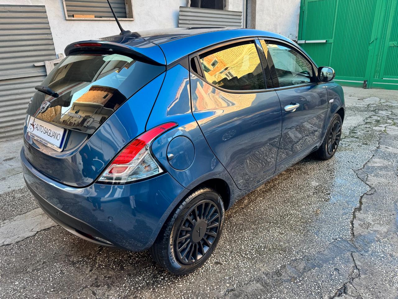 Lancia Ypsilon 1.0 FireFly 5 porte S&S Hybrid Ecochic Silver