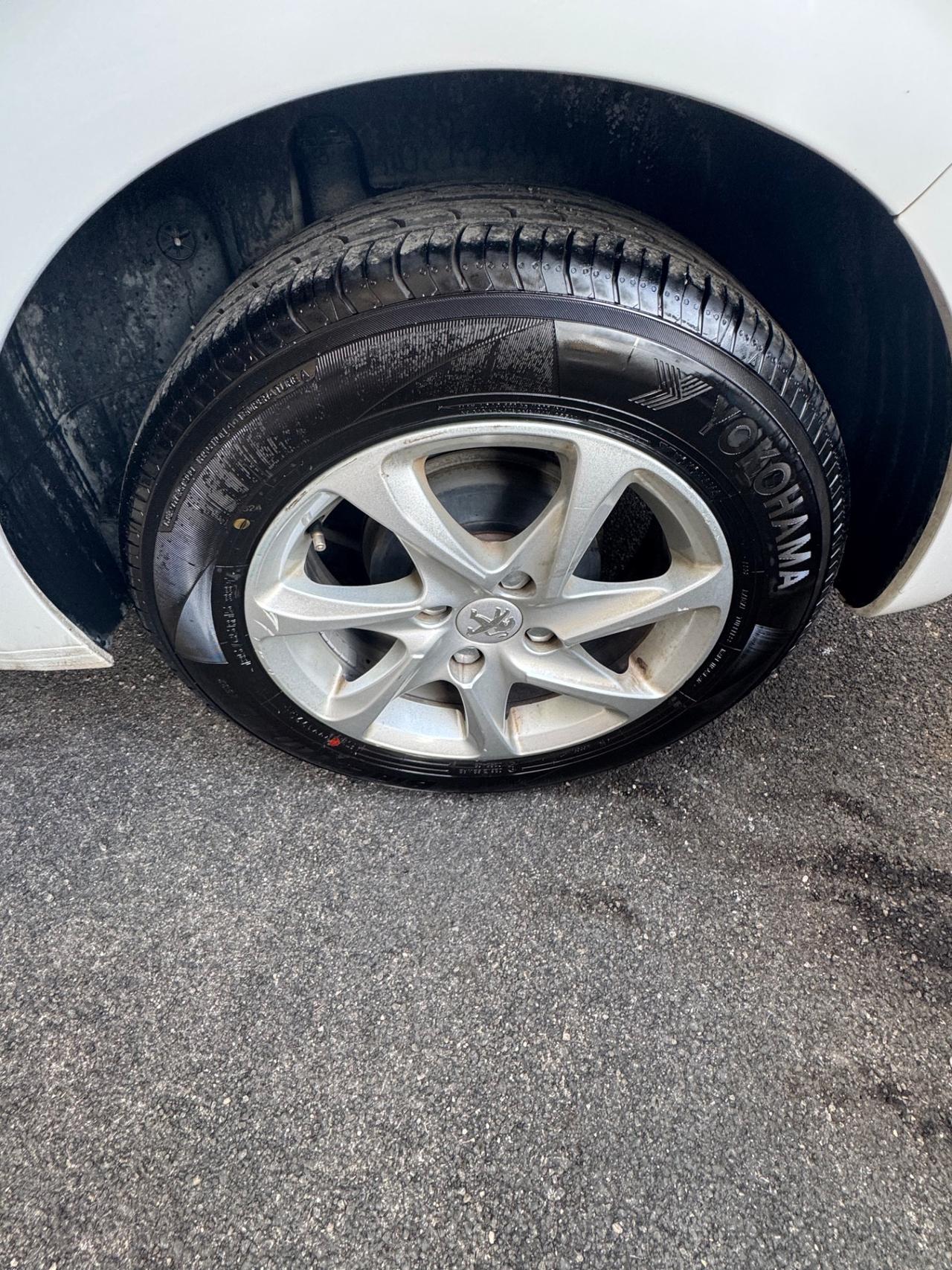 Peugeot 208 1.4 HDi 68 CV 5 porte Allure