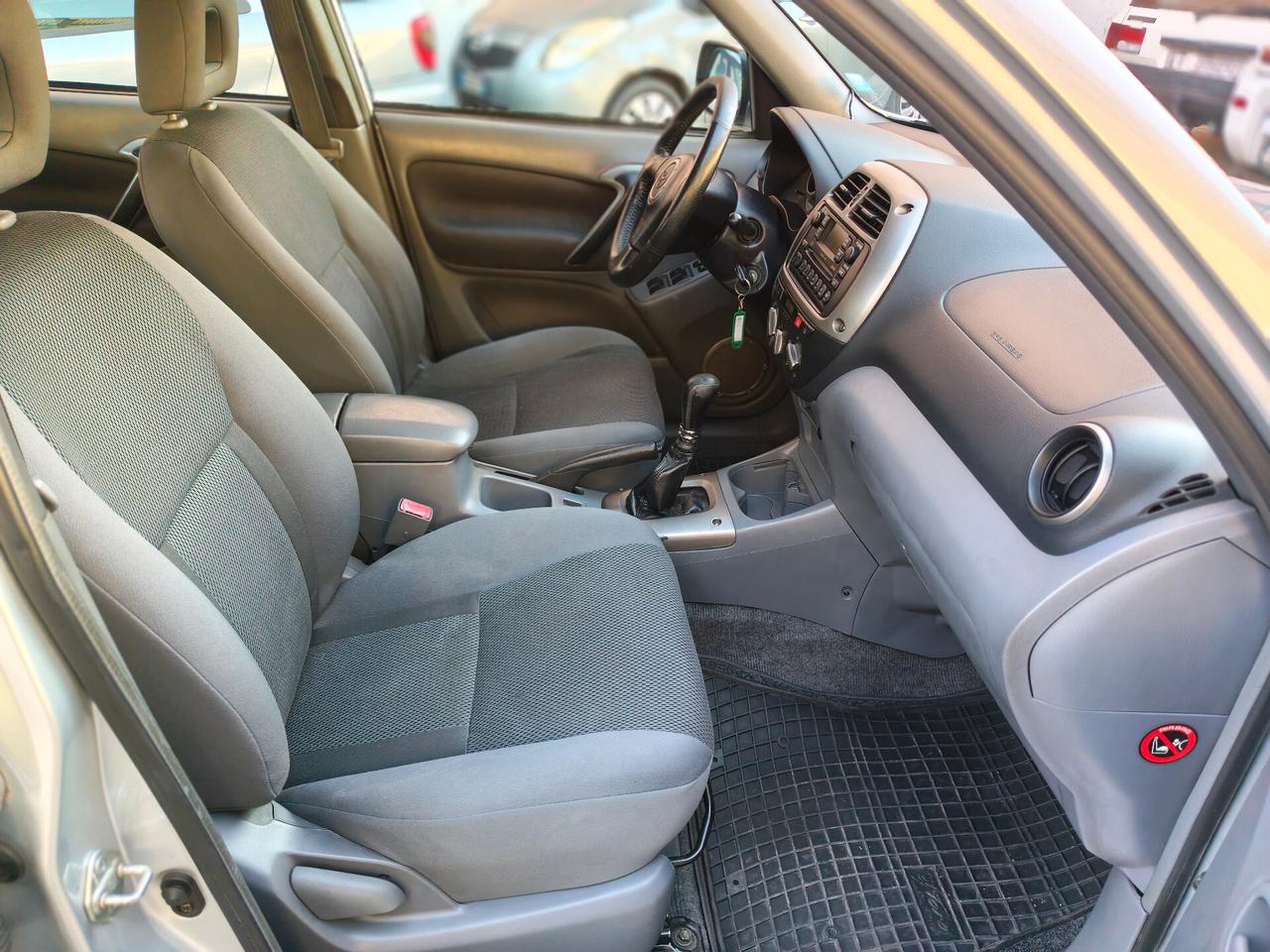 Toyota RAV 4 2.0 Tdi D-4D 5p Sol + Gancio