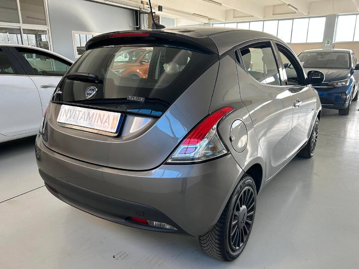 Lancia Ypsilon 1.0 FireFly 5 porte S&S Hybrid Silver