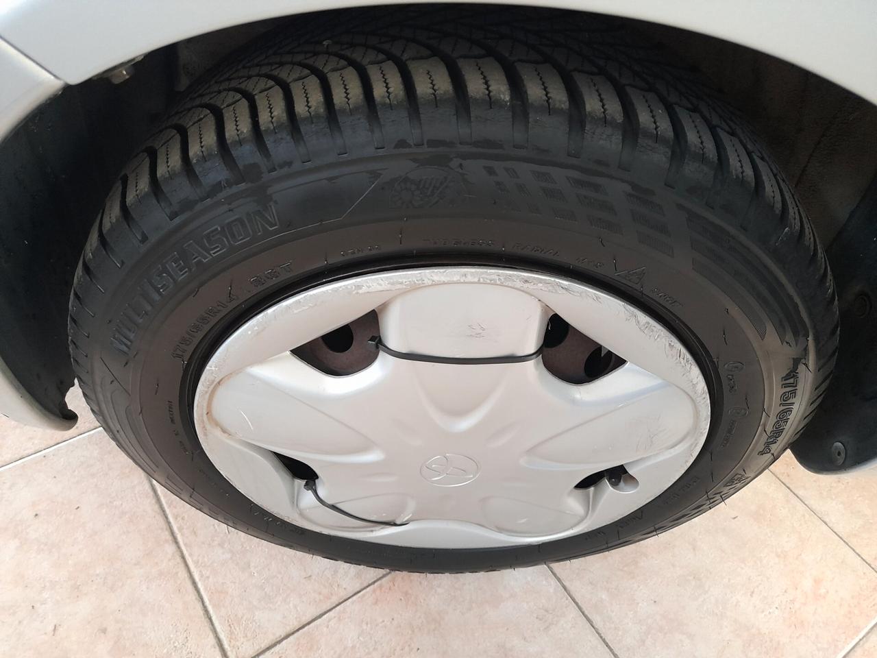 Toyota Yaris 1.0i 16V cat 5 porte Sol