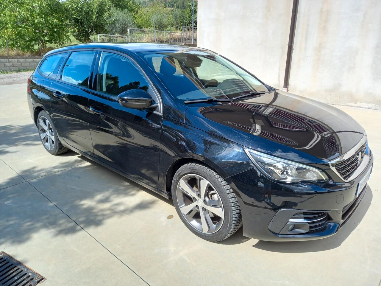 Peugeot 308 hdi 100 98000 km 12/2019