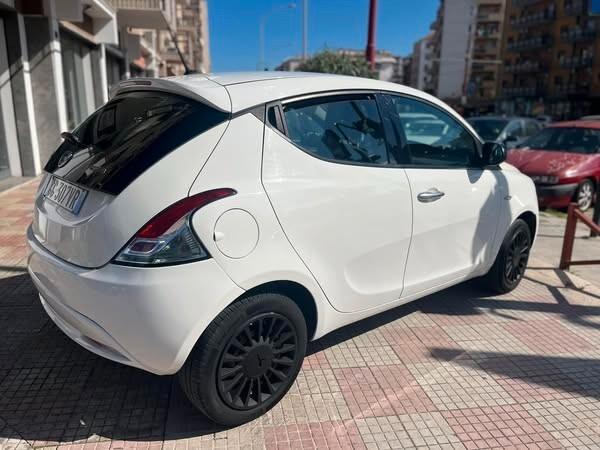 Lancia Ypsilon 1.0 FireFly 5 porte S&S Hybrid Ecochic Silver