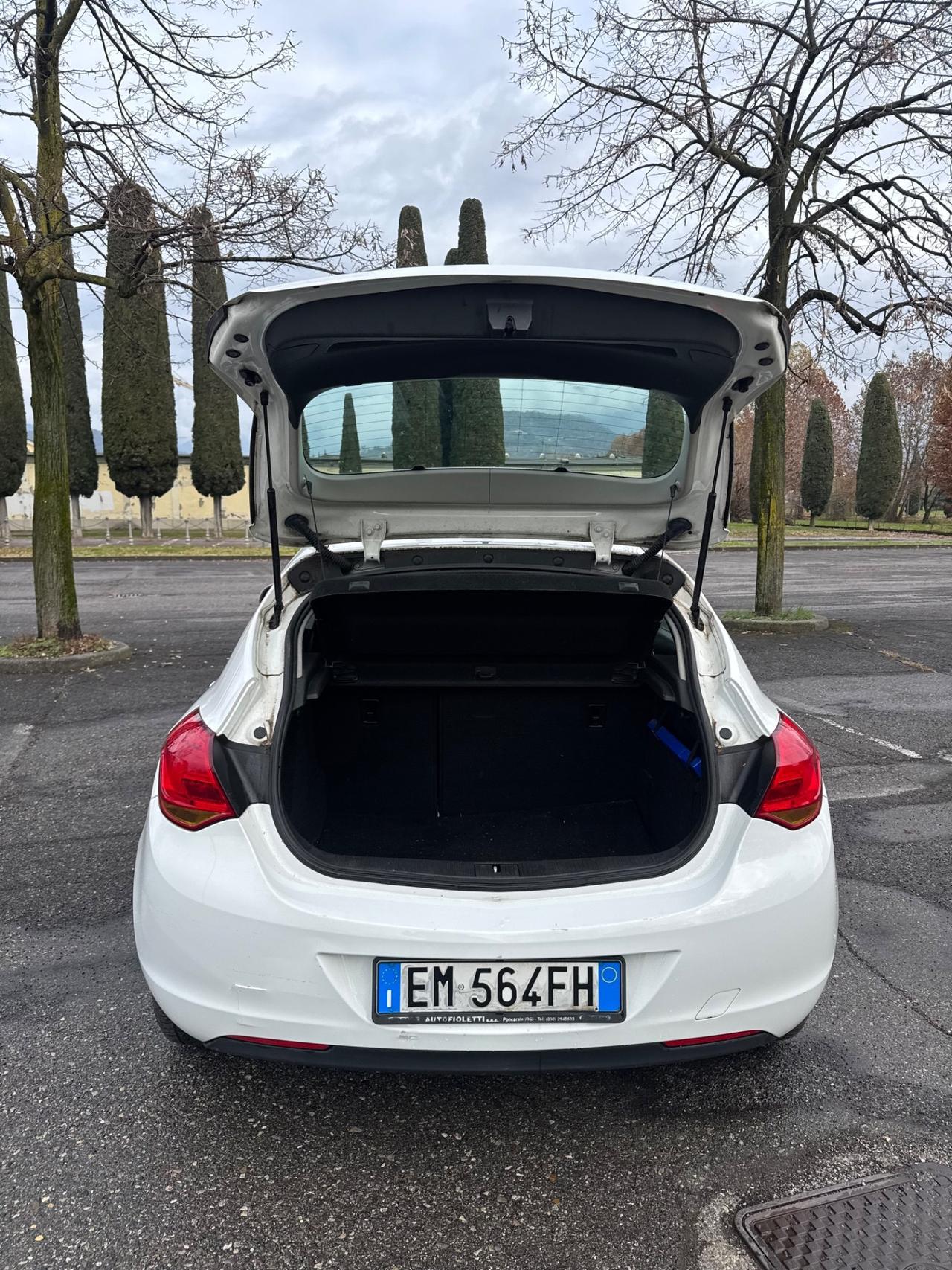 Opel Astra 1.4 – 2012 adatta a neopatentati