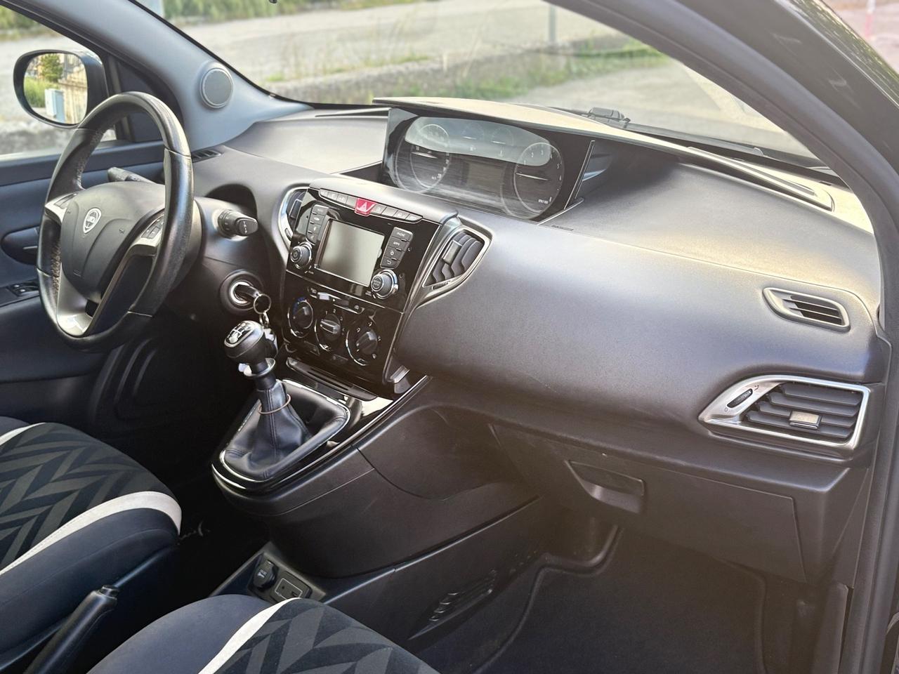 Lancia Ypsilon 1.2 69 CV 5P Gold UCONNECT Blue&Me