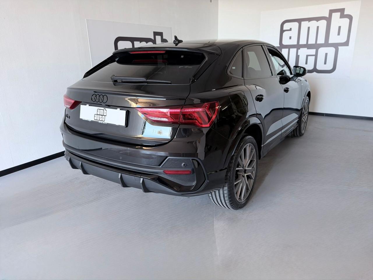 Audi Q3 35 TDI S tronic Identity Black