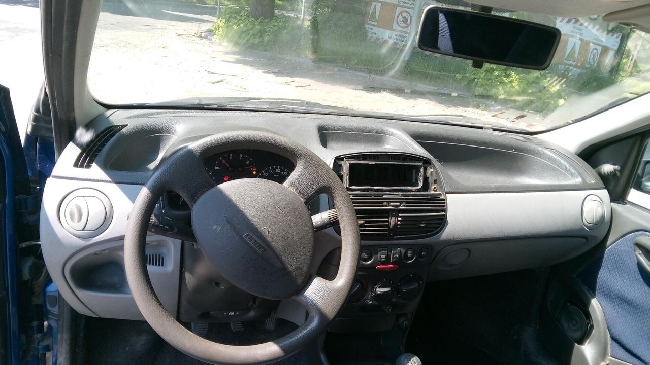 Fiat Punto 1.2i 5 porte clima neopatentati