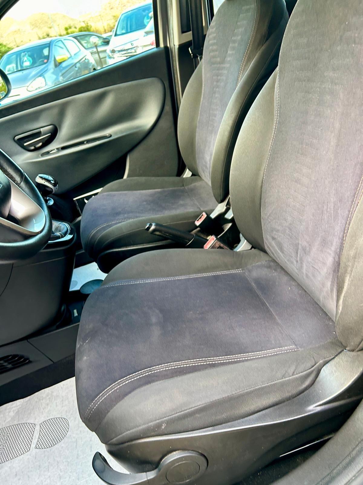 Lancia Ypsilon 1.2 69 CV 5 porte S&S Platinum - OK NEOPATENTATI
