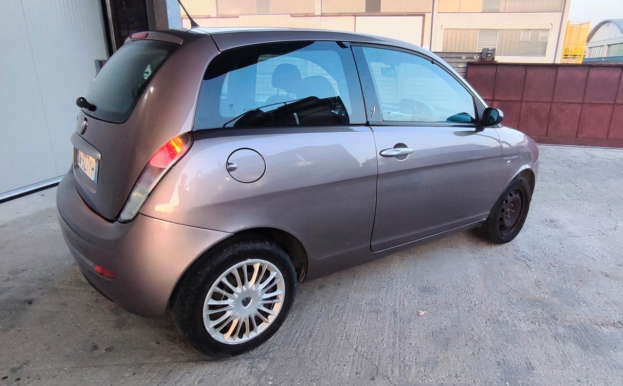 Lancia Ypsilon 1.3 MJT 75 CV Oro