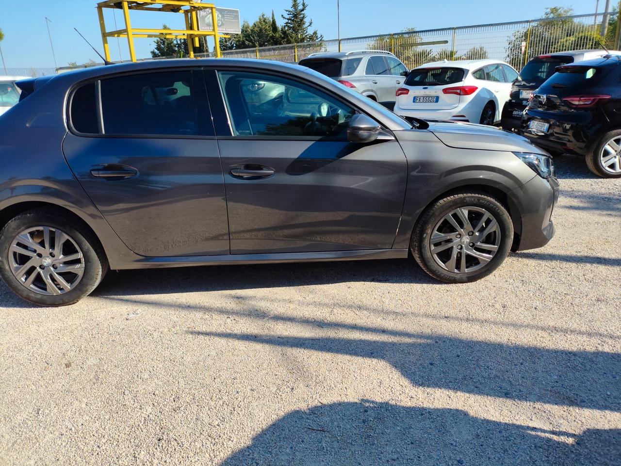 Peugeot 208 PureTech 75 Stop&Start 5 porte Allure – 2022 – 10.100 km . Vendita senza IVA (regime del margine)