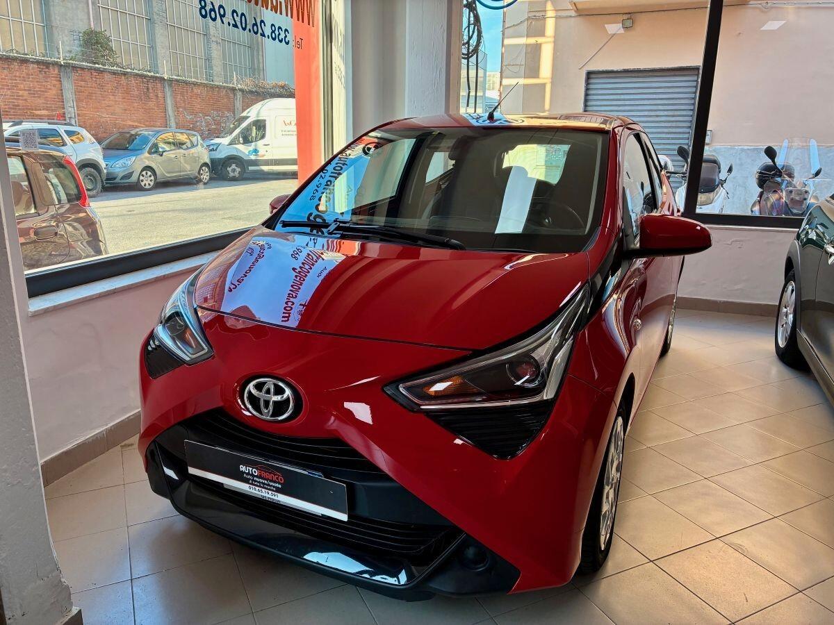 Toyota Aygo Connect 1.0 VVT-i 72 CV 5 porte x-clusiv red style