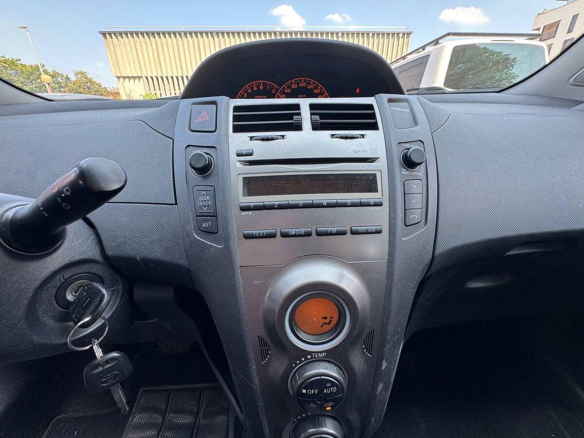Toyota Yaris 1.3 dual Sol 5p m-mt