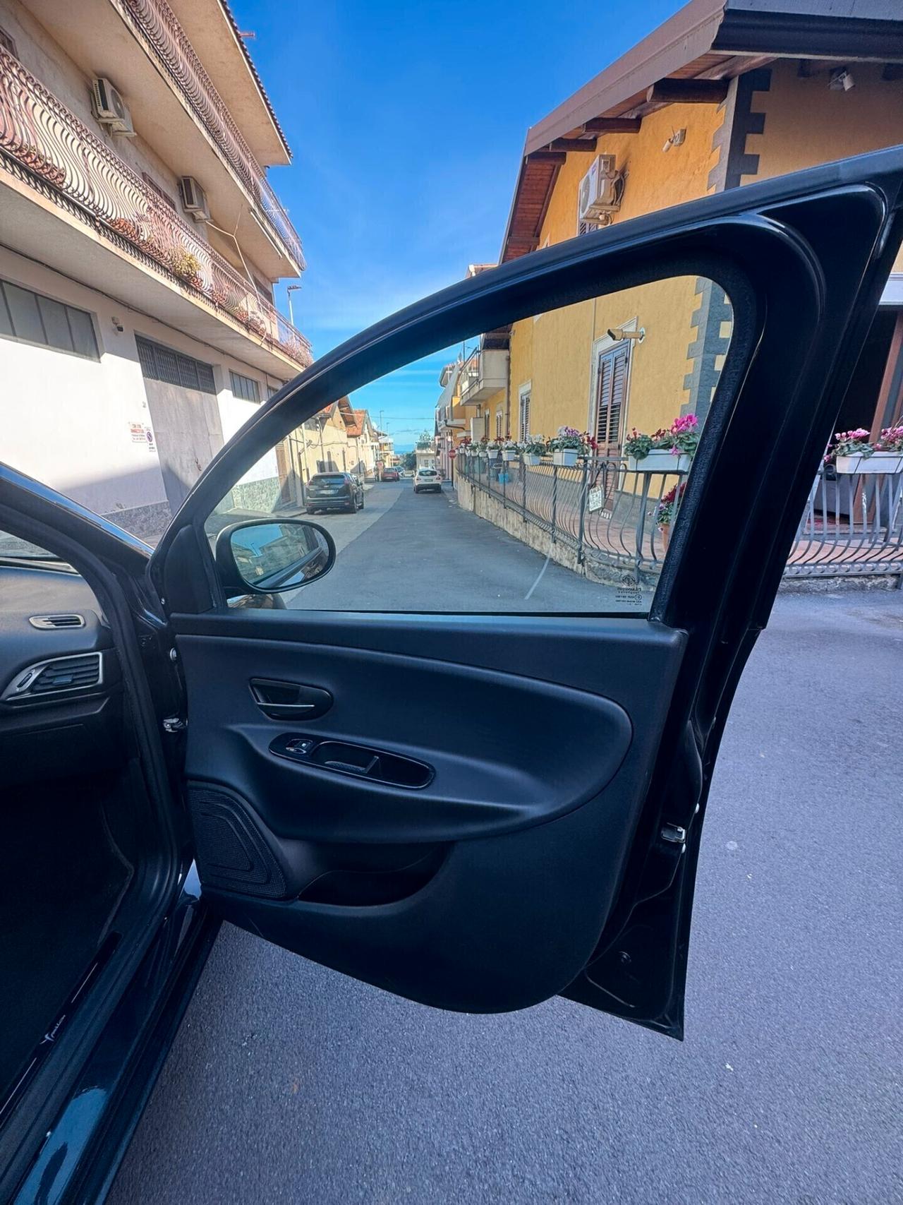 Lancia Ypsilon 1.3 MJT 16V 95 CV 5 porte S&S S Momodesign