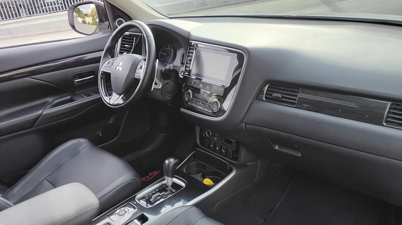 Mitsubishi Outlander 2.2 D INSTYLE PLUS 7 POSTI