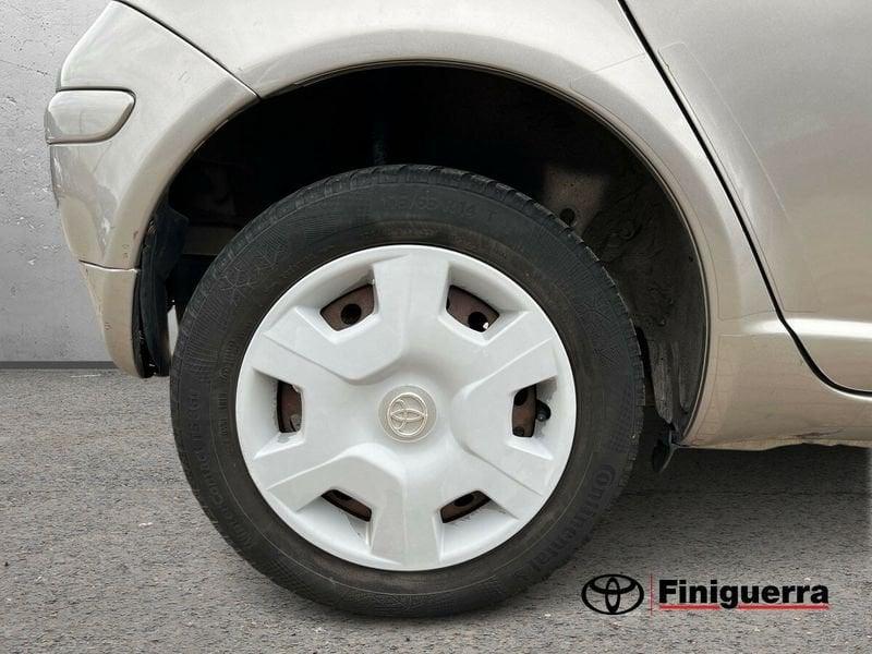 Toyota Yaris 1.0i 16V cat 5 porte Sol