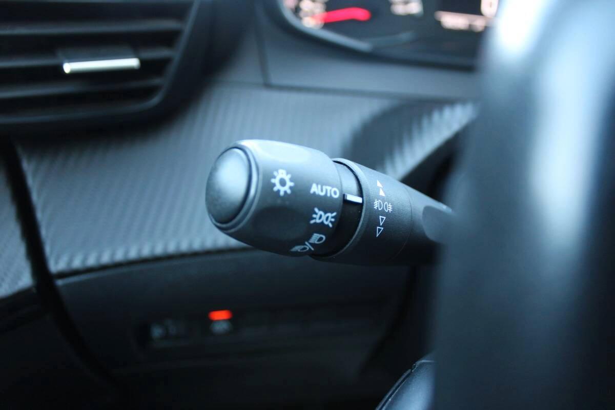 Peugeot 2008 1.5 bluehdi Active s&s 100cv Con NAVIGATORE