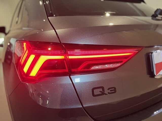 Audi Q3 35 TDI S tronic Identity Black