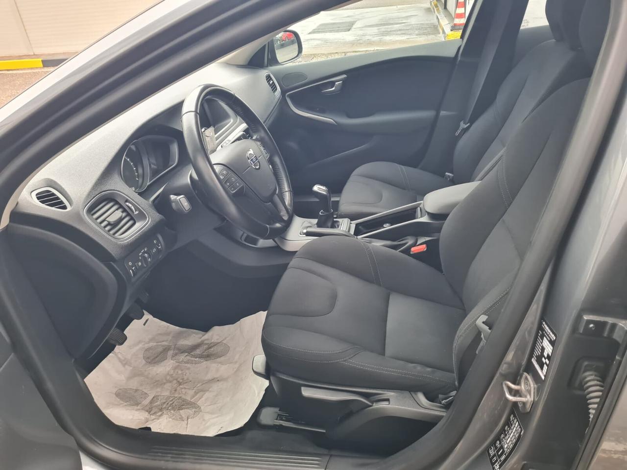 Volvo V40 T3 R-design Kinetic