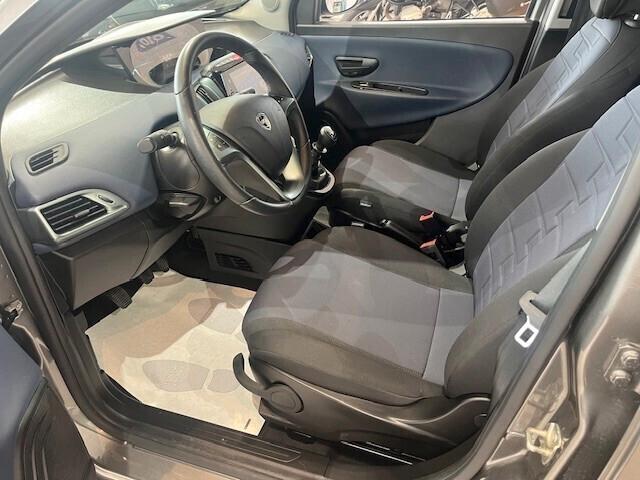 Lancia Ypsilon 1.0 firefly hybrid Silver