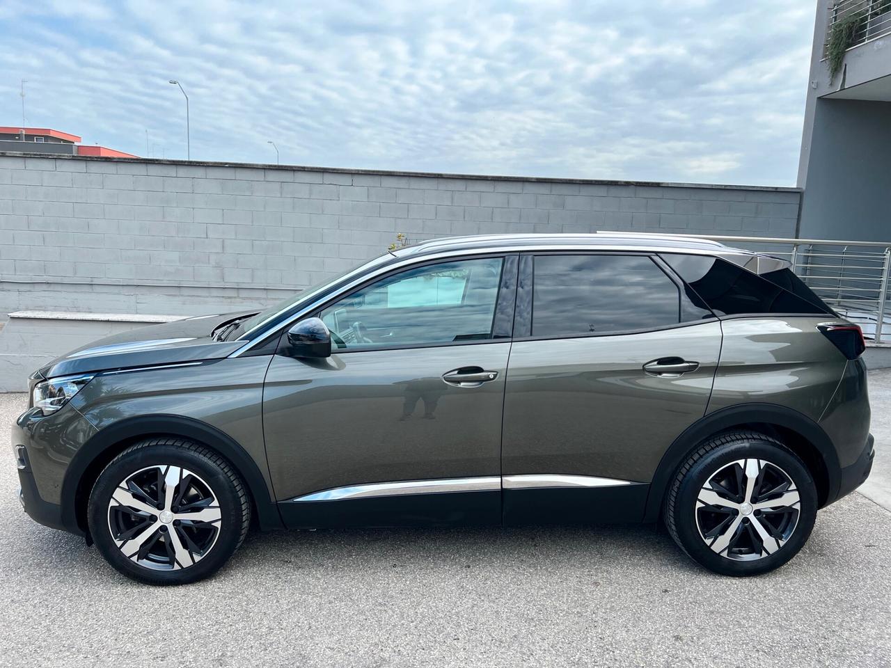 Peugeot 3008 1.5 bluehdi 130CV eat8 ALLURE NAVI/CAMERA/18; PERFETTA!!