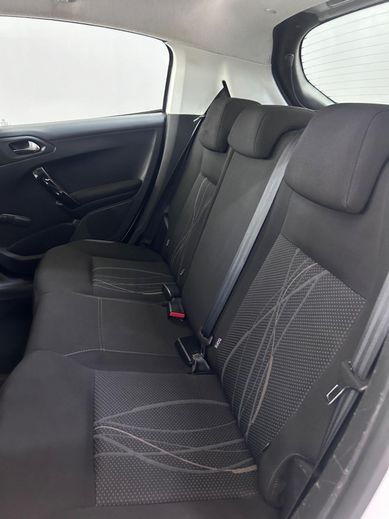Peugeot 208 1.4 HDi 68 CV 5 porte Allure
