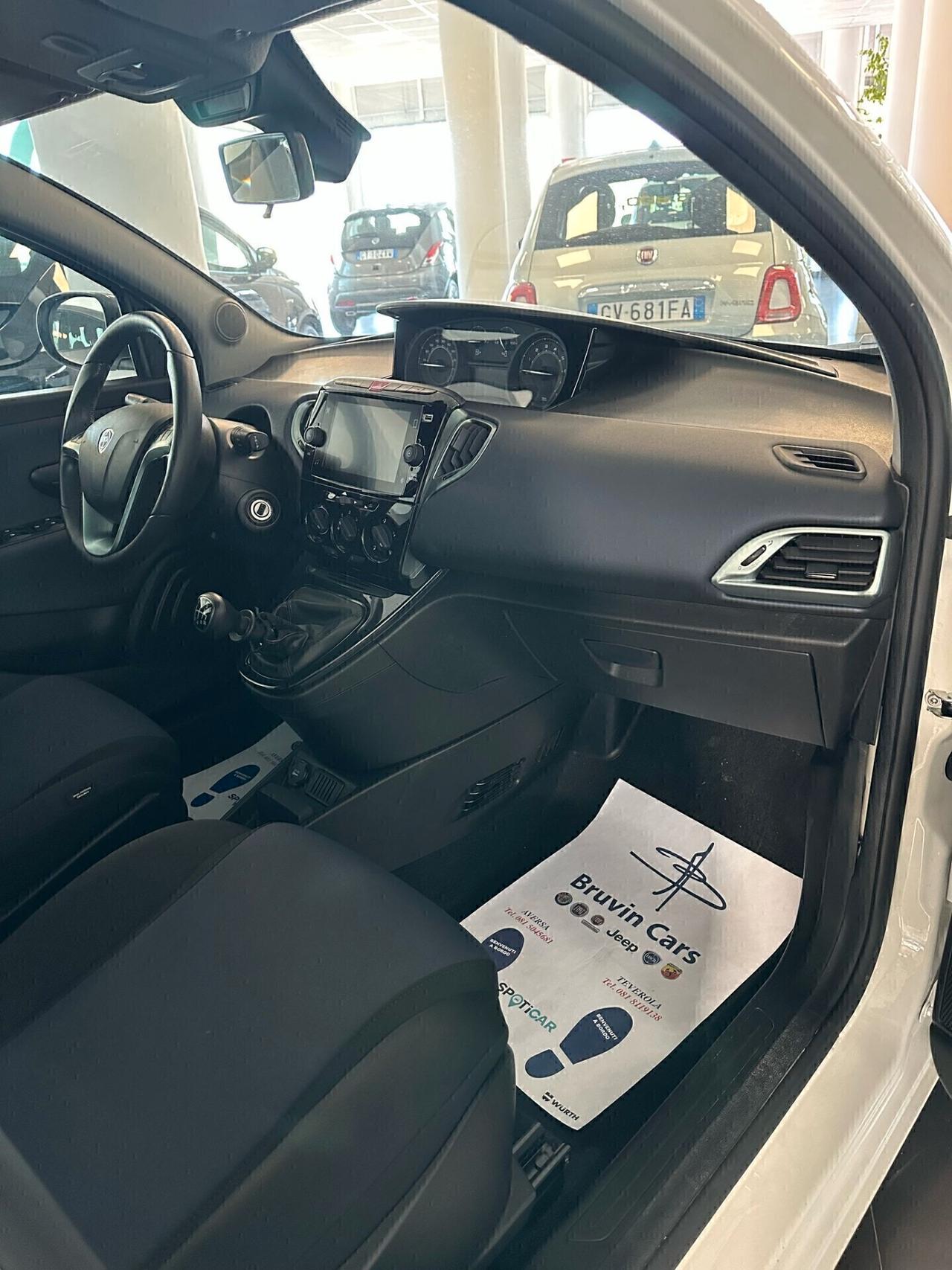 LANCIA YPSILON 1.0 HYBRID 70CV 2024 PLATINO