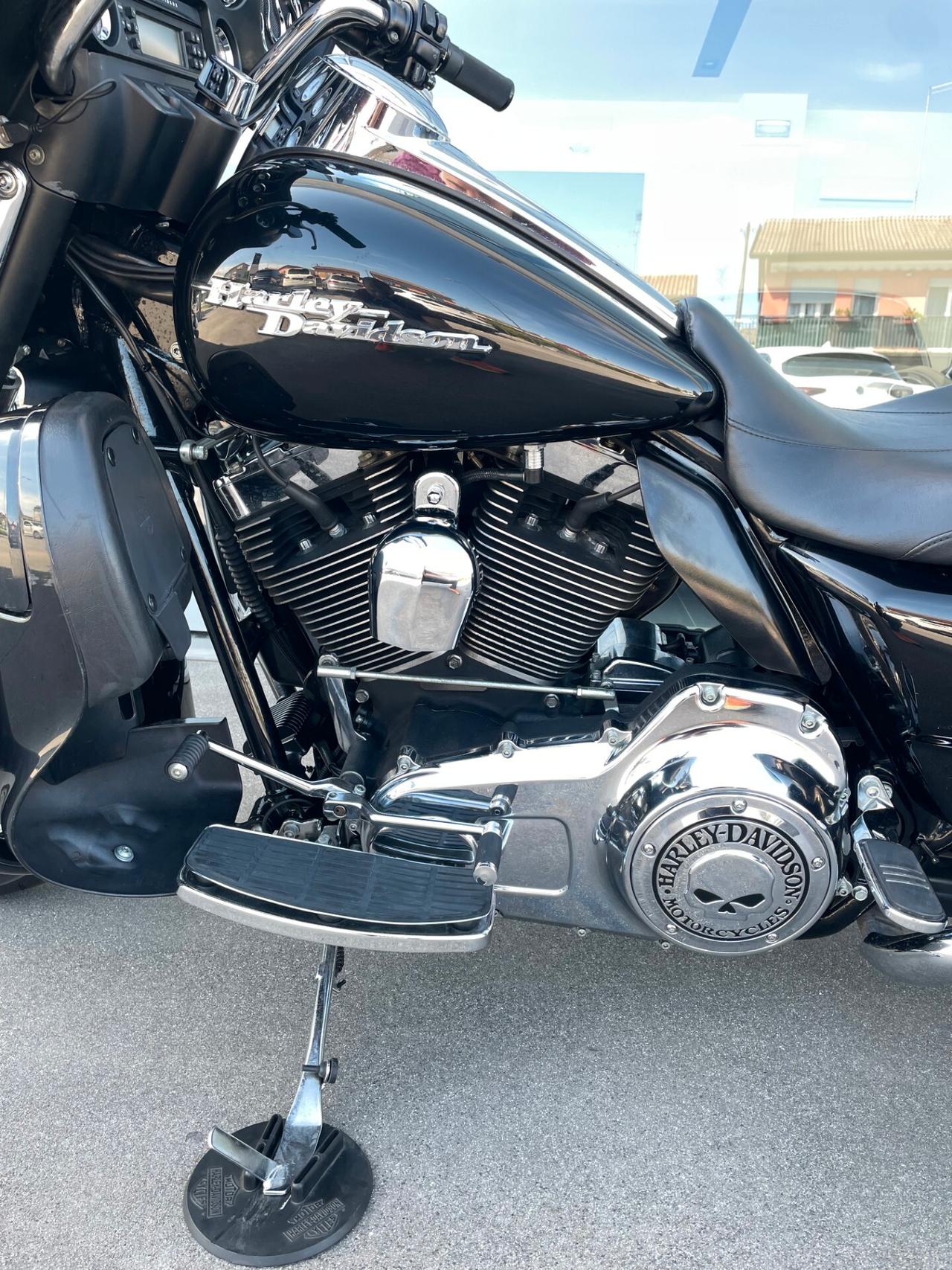 Harley-davidson FLHX Street Glide Touring six speed radio