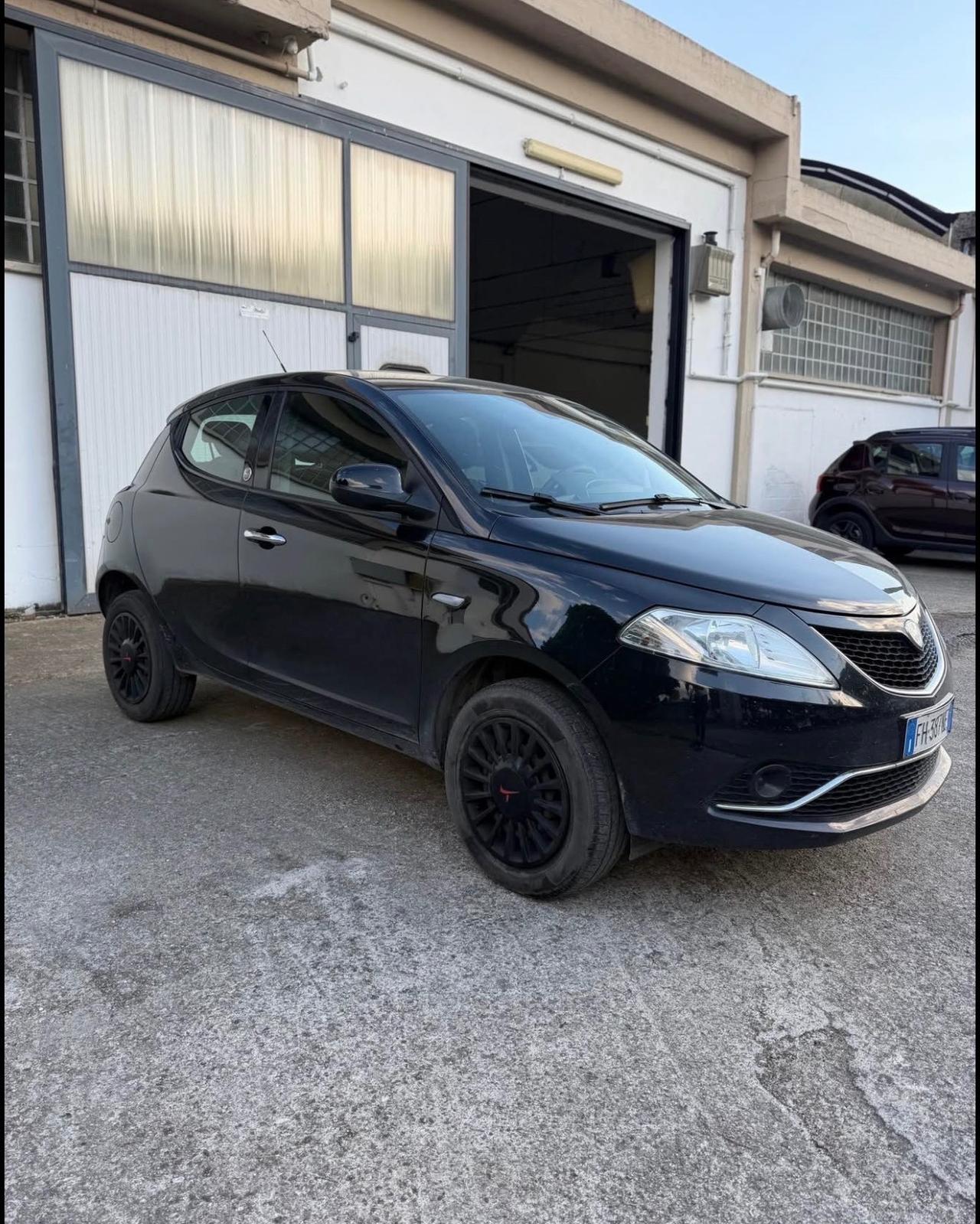 Lancia Ypsilon 0.9 TwinAir 85 CV 5 porte Metano Ecochic Gold