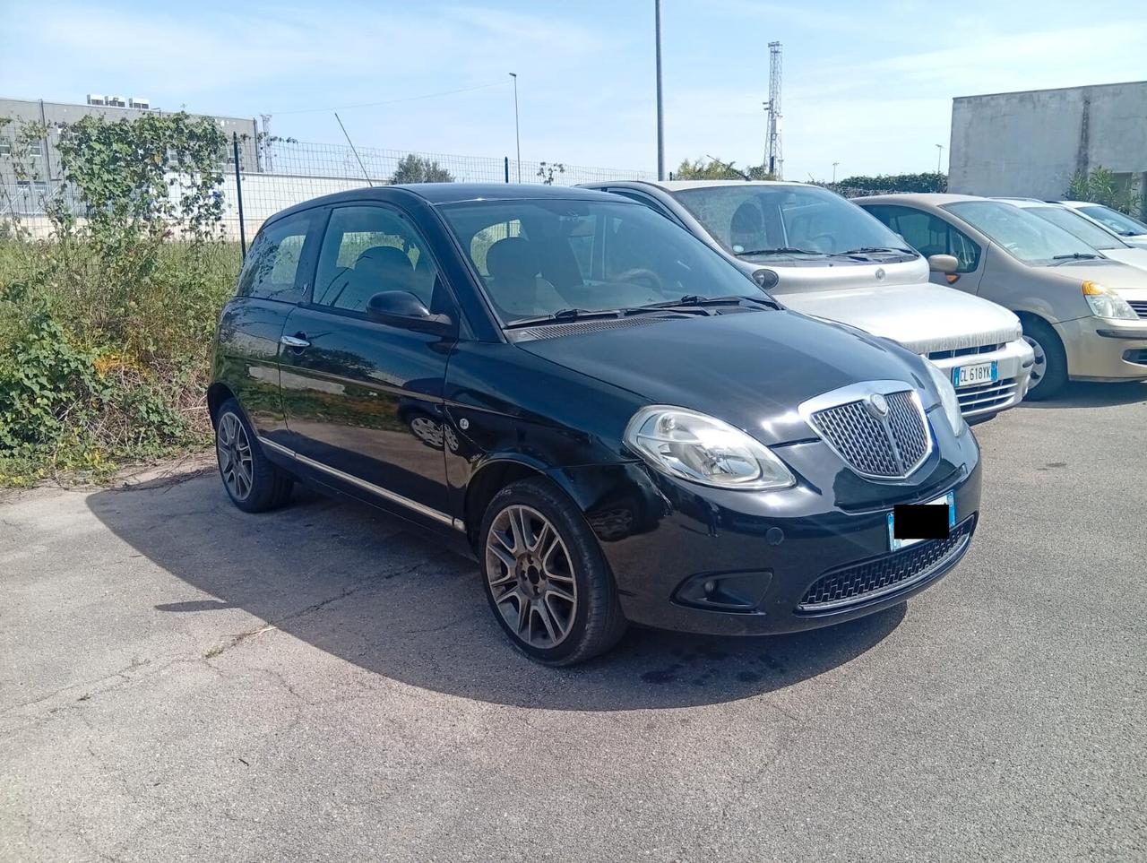 Lancia Ypsilon 1.3 MJT 75 CV Versus