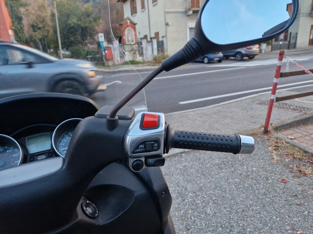 Piaggio MP3 due ruote anteriori, bauletto parabrezza