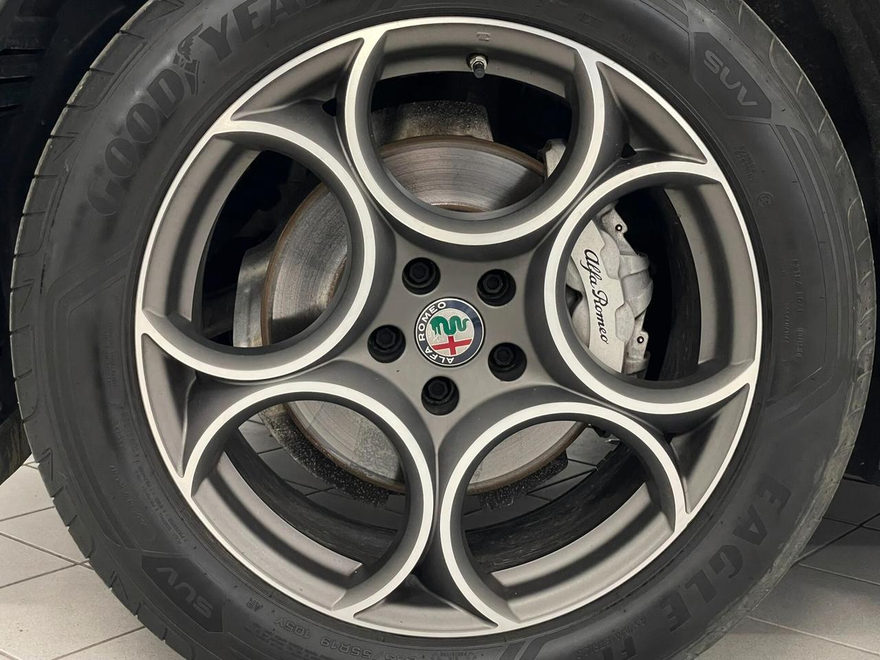 Alfa Romeo Stelvio 2.2 TD 160 CV SPORT-TECH CERCHI 19" VETRI SCURI