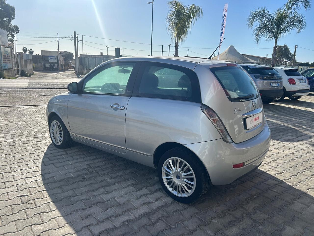 Lancia Ypsilon 1.3 MJT 75 CV Unyca