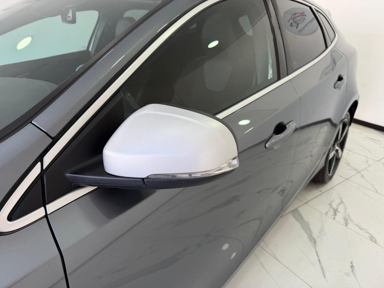 Volvo V40 D3 R-design-GARANTITA-2018