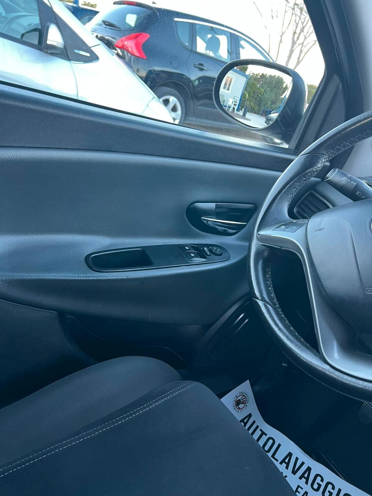 Lancia Ypsilon 1.2 69 CV 5 porte S&S Platinum