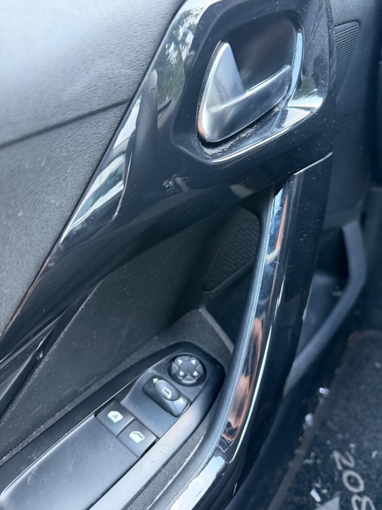 Peugeot 208 1.4 HDi 68 CV 5 porte Allure