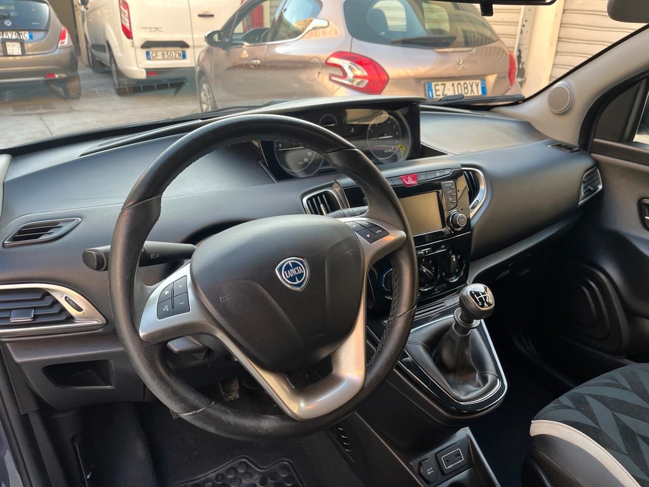 Lancia Ypsilon 1.2 69 CV 5 porte Platinum