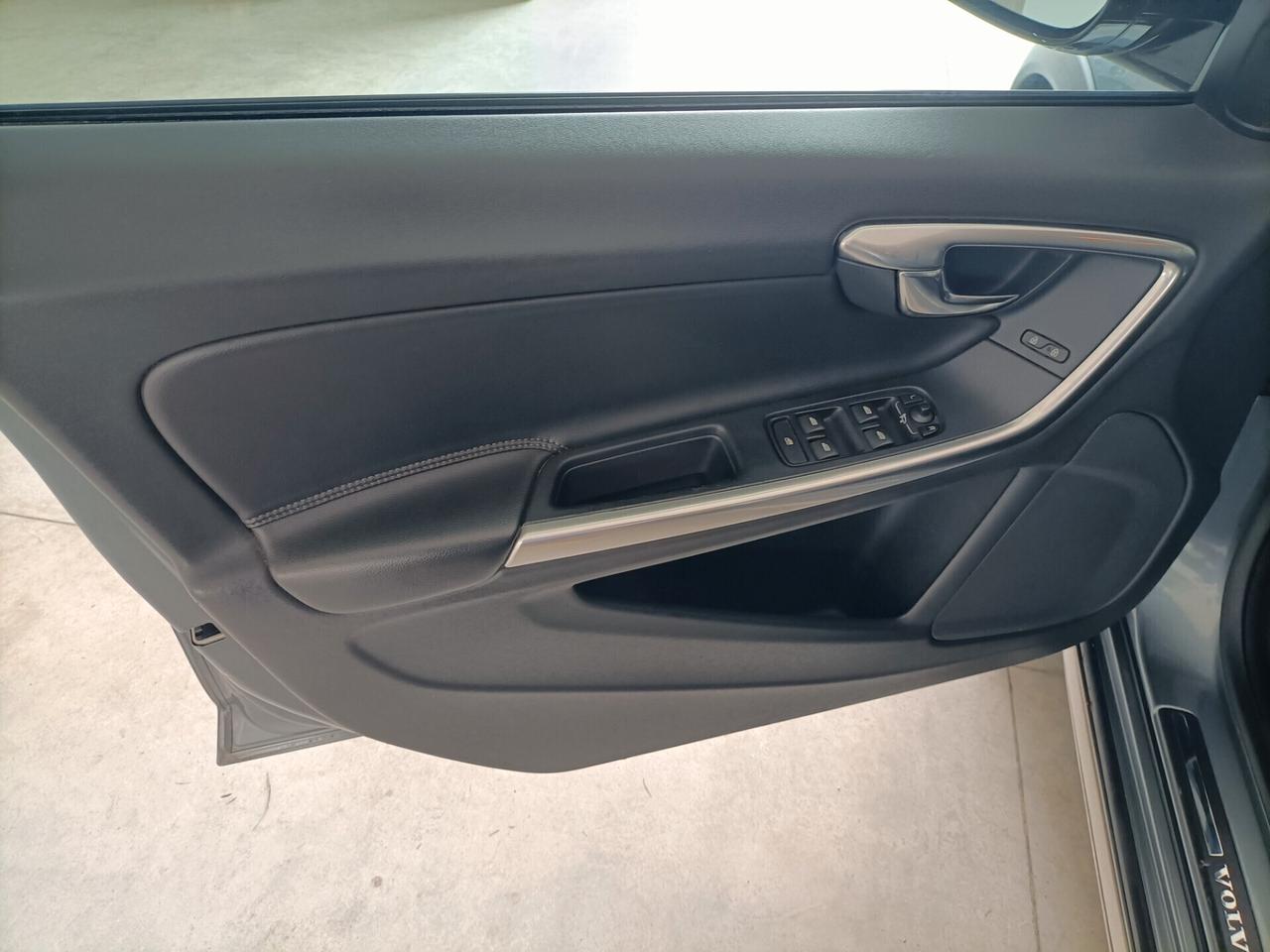 Volvo V60 2.0 D3 150 CV Geartronic R-design - 06/2016