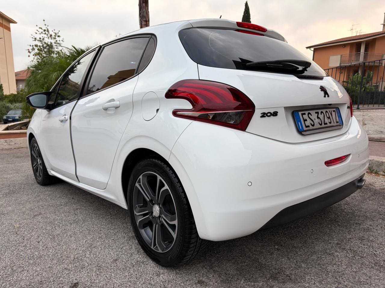 Peugeot 208 1.4 HDi 68 CV strafull