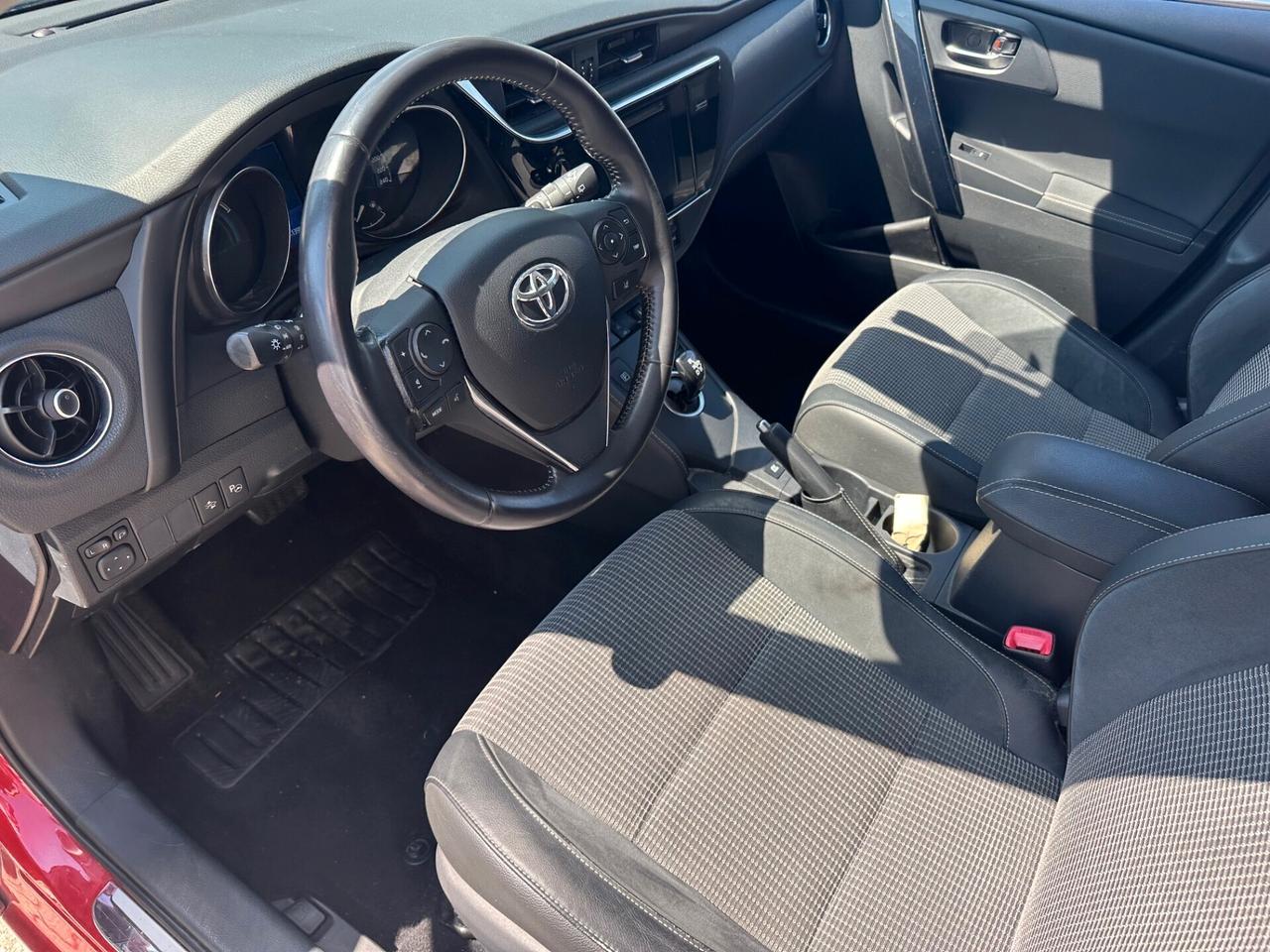 Toyota Auris 1.8 Hybrid Lounge*EURO6B*CERCHI